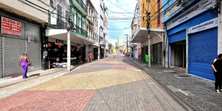 Emprego formal atinge maior marca desde 2012, com aumento de quase 1 milhão de pessoas empregadas.