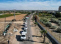 Esta vista aérea mostra caminhões de ajuda humanitária chegando a Gaza vindos do Egito depois de terem atravessado a fronteira de Rafah.