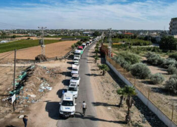 Esta vista aérea mostra caminhões de ajuda humanitária chegando a Gaza vindos do Egito depois de terem atravessado a fronteira de Rafah.