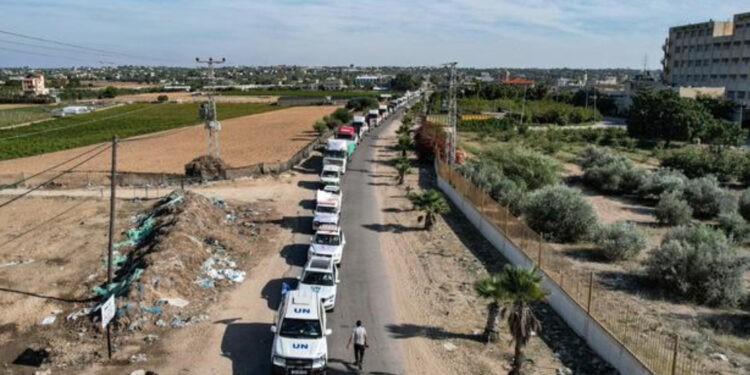 Esta vista aérea mostra caminhões de ajuda humanitária chegando a Gaza vindos do Egito depois de terem atravessado a fronteira de Rafah.