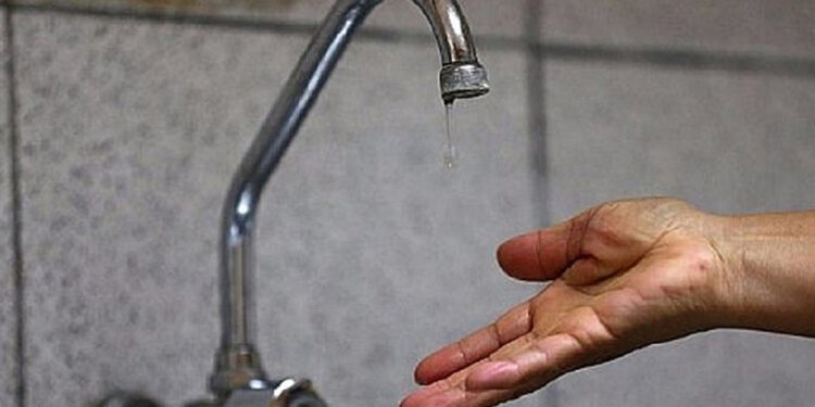 Compesa instala válvulas e realiza testes em áreas afetadas por interrupção de fornecimento de água.