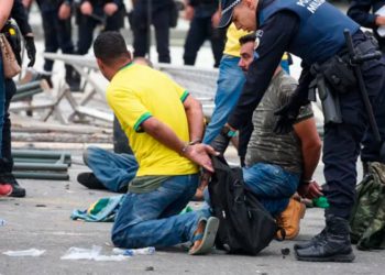 Bolsonaristas presos no Palácio do Planalto após atos criminosos na Praça dos Três Poderes.