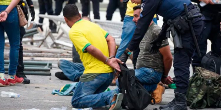 Bolsonaristas presos no Palácio do Planalto após atos criminosos na Praça dos Três Poderes.