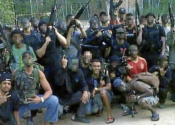 Traficantes fortemente armados em Jacarepaguá, Rio de Janeiro.