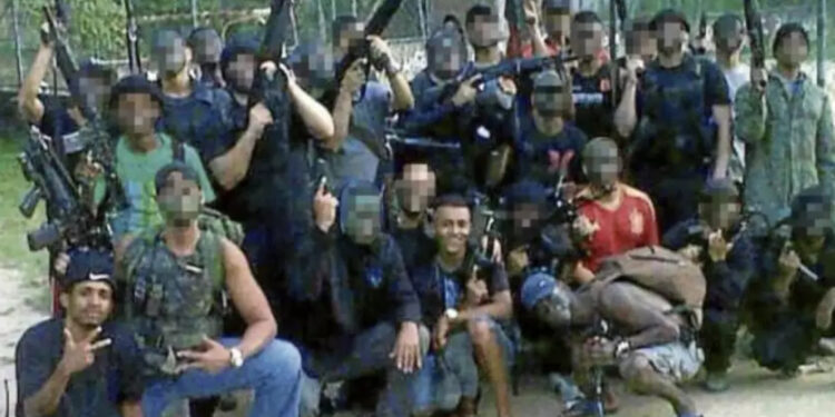 Traficantes fortemente armados em Jacarepaguá, Rio de Janeiro.