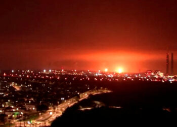 Brasileira relata dificuldades com escassez de água, gás e comida em meio a bombardeios.