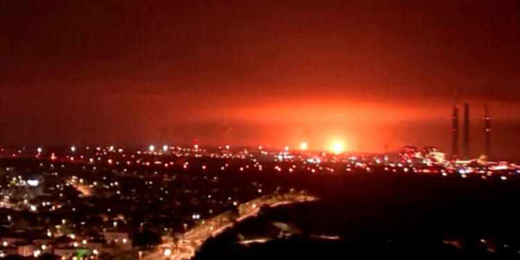 Brasileira relata dificuldades com escassez de água, gás e comida em meio a bombardeios.