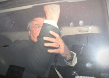 Bolsonaro presta depoimento à PF sobre suposta interferência na corporação.