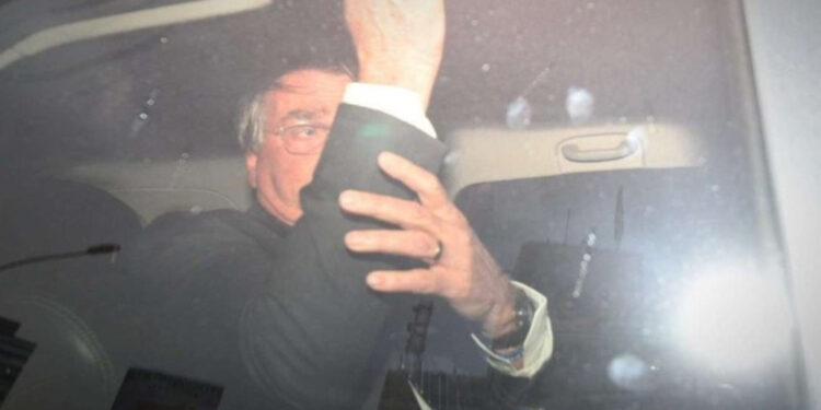 Bolsonaro presta depoimento à PF sobre suposta interferência na corporação.