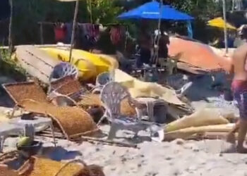 Vídeo que circula pelas redes sociais mostram homens empilhando cadeiras e guarda-sóis na praia.