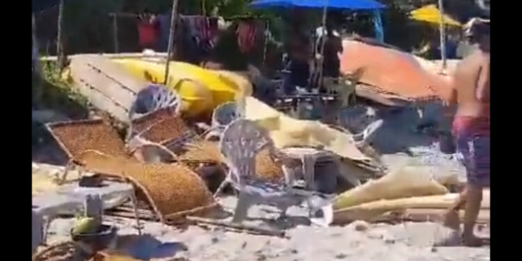 Vídeo que circula pelas redes sociais mostram homens empilhando cadeiras e guarda-sóis na praia.