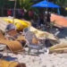 Vídeo que circula pelas redes sociais mostram homens empilhando cadeiras e guarda-sóis na praia.