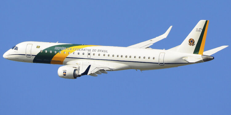 Avião presidencial brasileiro aterrissa em Roma para resgate de cidadãos no Oriente Médio.