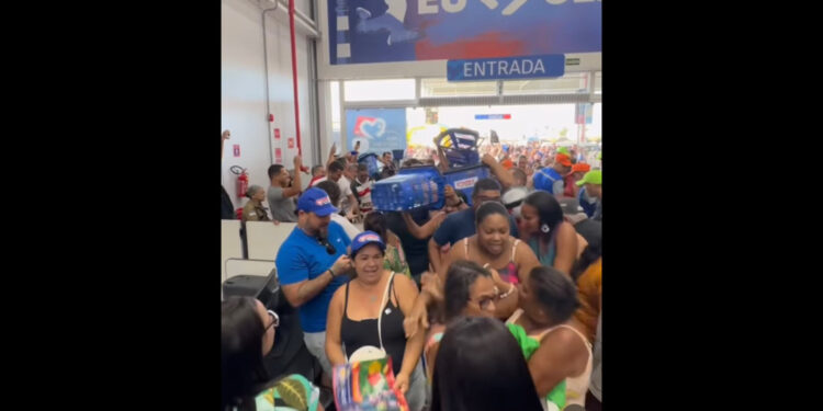 Uma multidão lotou as lojas da rede Mix Mateus e a confusão foi generalizada