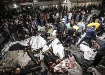 Pessoas mortas em ataque aéreo ao Hospital Batista Al-Ahli, em Gaza. Foto: Ali Jadallah/Anadolu via Getty Images
