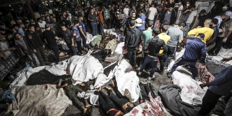 Pessoas mortas em ataque aéreo ao Hospital Batista Al-Ahli, em Gaza. Foto: Ali Jadallah/Anadolu via Getty Images