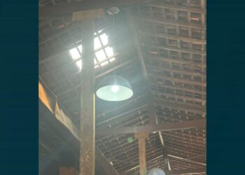 Após o incêndio que provocou desmoronamento de parte da estrutura, mercado funciona ainda com vigas de sustentação. Foto: Reprodução/WhatsApp