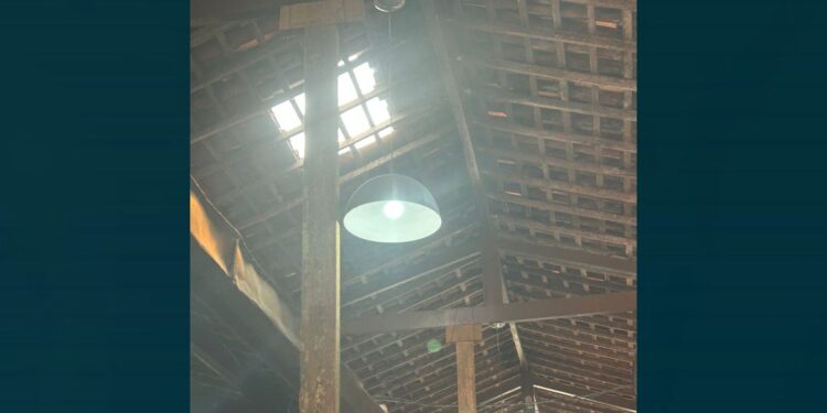 Após o incêndio que provocou desmoronamento de parte da estrutura, mercado funciona ainda com vigas de sustentação. Foto: Reprodução/WhatsApp