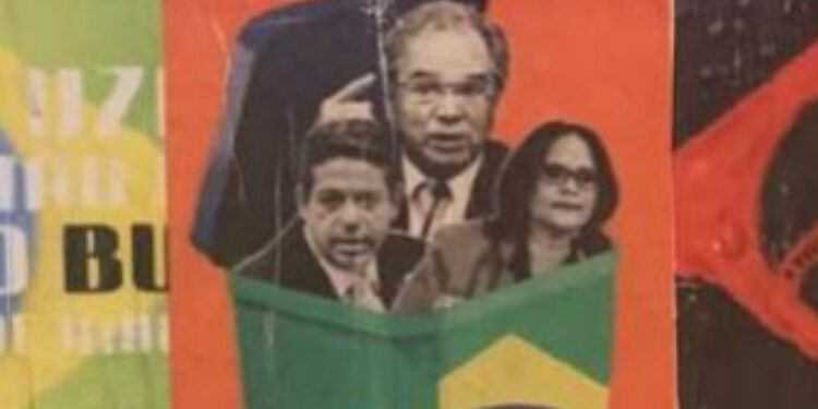 Arthur Lira, Damares Alves e Paulo Guedes, numa lata de lixo em exposição da CEF em Brasília