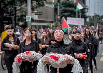 Manifestantes encenam tragédia humanitária em Gaza | Foto: @rodrigUrso