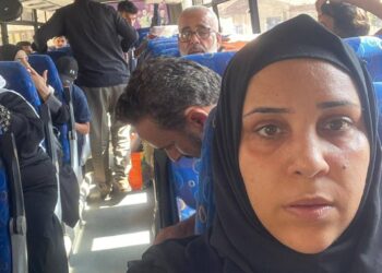 Noura Bader embarca novamente em ônibus para sul de Gaza neste sábado (14)
