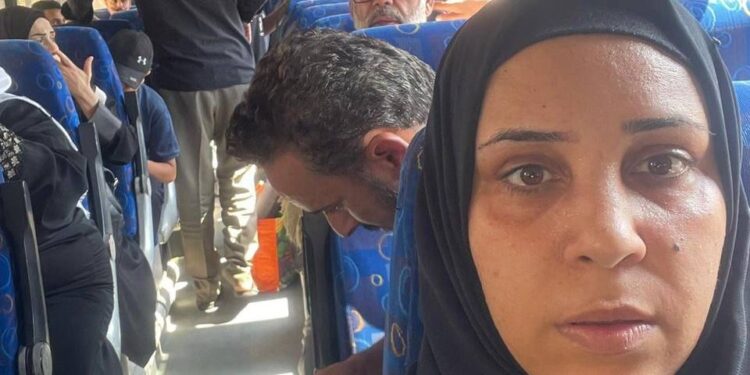 Noura Bader embarca novamente em ônibus para sul de Gaza neste sábado (14)