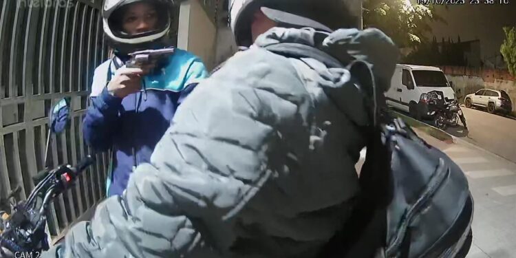 Câmeras de segurança flagraram a tentativa de assalto. Foto/Reprodução