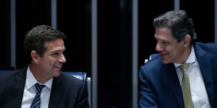 Roberto Campos Neto, presidente do BC, e o ministro da fazenda Fernando Haddad (PT)