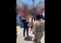 O pedido de casamento foi feito em frente a uma escola municipal