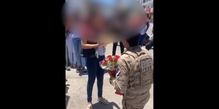 O pedido de casamento foi feito em frente a uma escola municipal