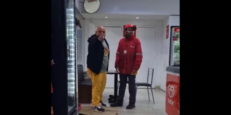 Vítima foi chamada de "neguinho", "otário", e "nordestino dos inferno".