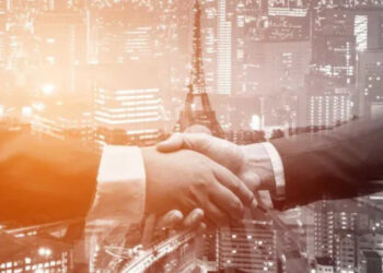 Javier Milei, favorito nas pesquisas, diz que não cumprirá o Acordo de Paris e culpa socialistas por mudanças climáticas.