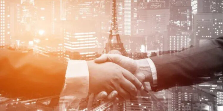 Javier Milei, favorito nas pesquisas, diz que não cumprirá o Acordo de Paris e culpa socialistas por mudanças climáticas.