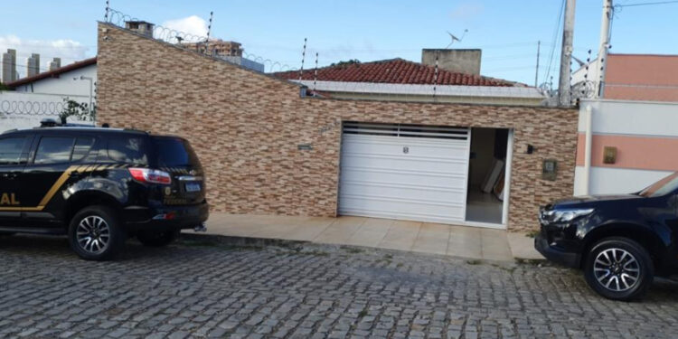 Operação policial resulta na prisão de líderes de facção em três estados brasileiros.