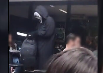 Homem fantasiado de personagem de filme de terror causa tumulto em universidade no Recife.