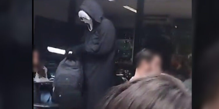 Homem fantasiado de personagem de filme de terror causa tumulto em universidade no Recife.