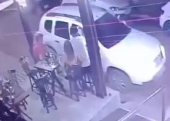 Homem e mulher são alvos de tiros em cena chocante capturada em vídeo.
