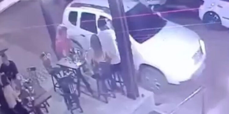 Homem e mulher são alvos de tiros em cena chocante capturada em vídeo.