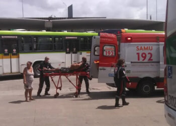 Homem foi socorrido pelo Samu após ser atacado por mulher no Terminal da Joana Bezerra;