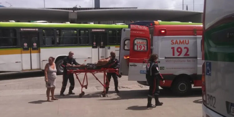 Homem foi socorrido pelo Samu após ser atacado por mulher no Terminal da Joana Bezerra;