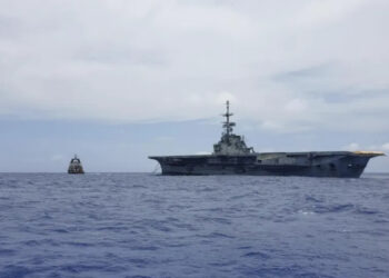 Imagem inédita do antigo porta-aviões São Paulo sendo rebocado próximo ao litoral de Pernambuco, que consta do processo do Ibama.