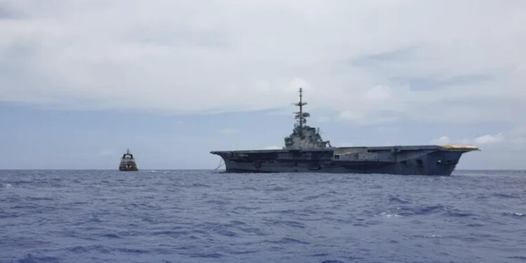 Imagem inédita do antigo porta-aviões São Paulo sendo rebocado próximo ao litoral de Pernambuco, que consta do processo do Ibama.