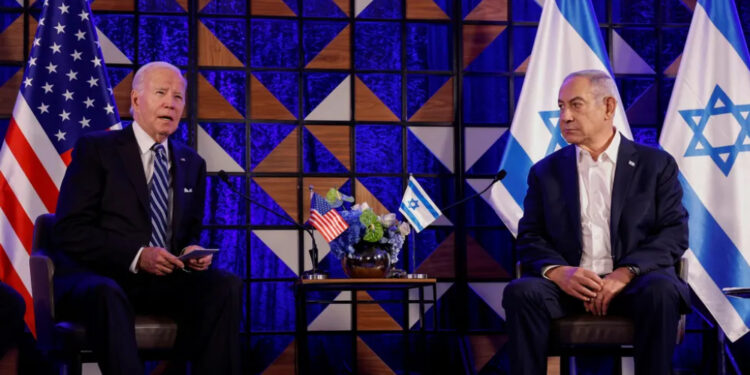 Presidente dos EUA, Joe Biden, aparece ao lado de premiê israelense, Benjamin Netanyahu, durante evento em Tel Aviv em 18 de outubro de 2023.