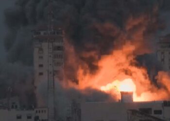 Israel bombardeia prédio do Hamas