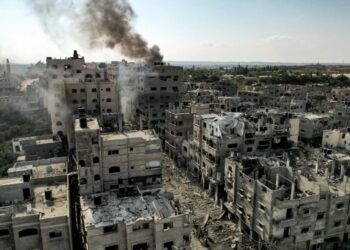 Edifícios destruídos pelos ataques aéreos israelenses em campo de refugiados palestinos. Foto: Yahya Hassouna/AFP
