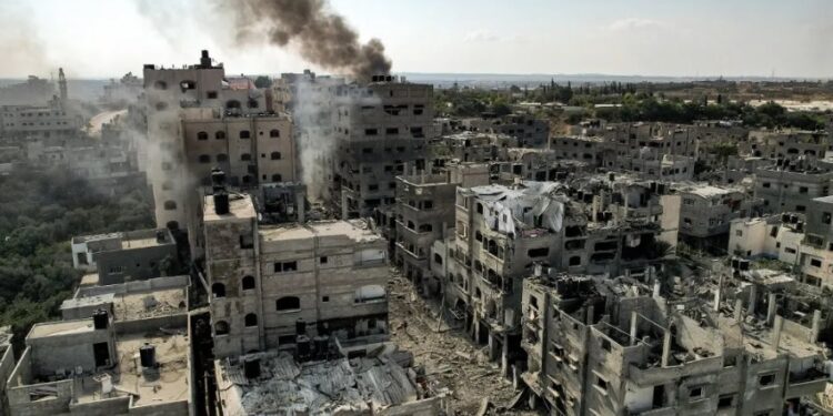 Edifícios destruídos pelos ataques aéreos israelenses em campo de refugiados palestinos. Foto: Yahya Hassouna/AFP