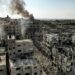Edifícios destruídos pelos ataques aéreos israelenses em campo de refugiados palestinos. Foto: Yahya Hassouna/AFP