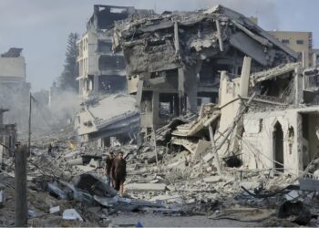 Palestinos caminham entre construções destruídas na cidade de Gaza. Foto: Hassan Eslaiah/AP