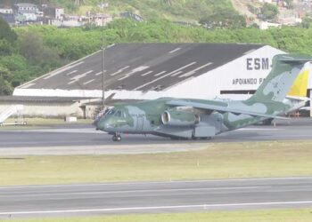 Avião com brasileiros que estavam em Israel pousa no Recife — Foto: Reprodução/TV Globo