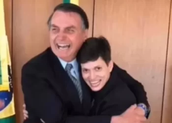 A influenciadora Karol Eller e o ex-presidente Jair Bolsonaro